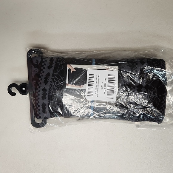 ❤️NWT VINTAGE TORRID POCKET CROP LEGGING - HALLOWEEN BATS PUMPKIN WEB PLUS SIZE - Picture 10 of 16